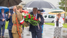 Andrzej Bętkowski podaje wiązankę kwiatów mężczyźnie w stroju powstańca warszawskiego
