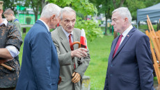 Marek Jońca, Andrzej Bętkowski rozmawiają z mężczyzną w jasnym garniturze