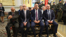 Adam Massalski, Tomasz Jamka, Piotr Kisiel oraz inni uczestnicy mszy siedzą w kościelnych ławach