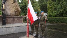 Żołnierze wciągają flagę na maszt