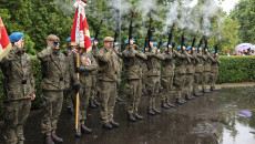 Żołnierze oddają salwę honorową