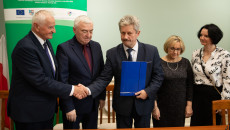Podpisywanie Umów Oraz Składanie Gratulacji Beneficjentom Przez Marka Jońcę I Andrzeja Bętkowskiego (12)