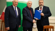 Podpisywanie Umów Oraz Składanie Gratulacji Beneficjentom Przez Marka Jońcę I Andrzeja Bętkowskiego (2)