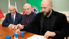 Podpisywanie Umów Oraz Składanie Gratulacji Beneficjentom Przez Marka Jońcę I Andrzeja Bętkowskiego (24)