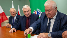 Podpisywanie Umów Oraz Składanie Gratulacji Beneficjentom Przez Marka Jońcę I Andrzeja Bętkowskiego (56)