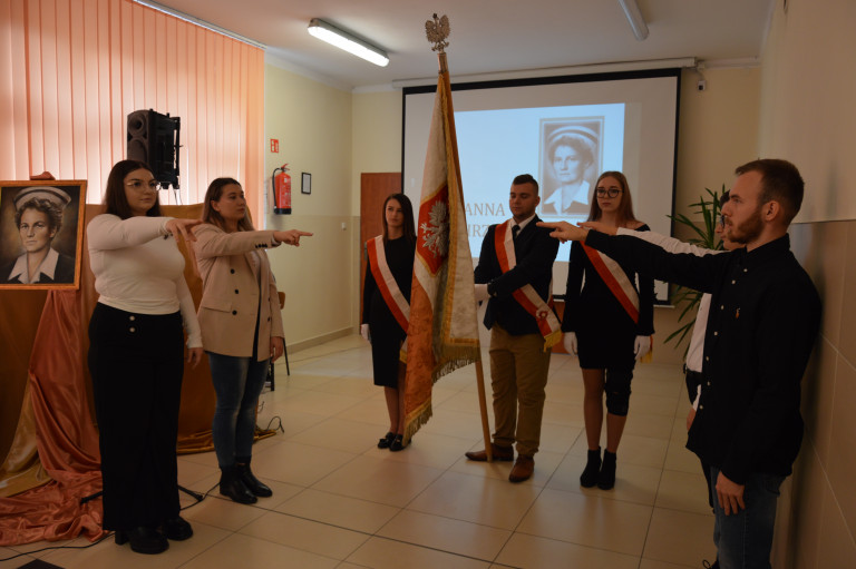 Uczestnicy Uroczysotści Obchodów Dnia Patrona W Policealnej Szkole Medycznej W Morawicy (1)