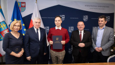 Dokumenty W Rękach Studenta, Obok Stoją Marszałek Andrzej Bętkowski, Wicemarszałek Marek Bogusławski, Dyrekcja Departamentu