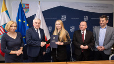 W środku Studentka, Obok Marszałek Andrzej Bętkowski, Wicemarszałek Marek Bogusłąwski, Dyrekcja Departamentu