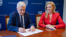 Podpisanie Umowy Z Przyszłym Dyrektorem Muzeum Wsi Kieleckiej W Kielcach