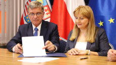 Andrzej Pruś I Anita Koniusz Czytają Umowę Dotacyjną
