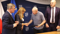 Anita Koniusz Gratuluje Beneficjentowi Podpisania Umowy