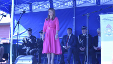 Anita Koniusz Podczas Uroczystości Ze Strażakami