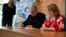 Uroczystość Podpisania Umów W Starostwie Powiatowym W Staszowie (11)