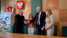 Uroczystość Podpisania Umów W Starostwie Powiatowym W Staszowie (12)