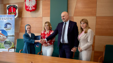 Uroczystość Podpisania Umów W Starostwie Powiatowym W Staszowie (14)
