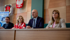 Uroczystość Podpisania Umów W Starostwie Powiatowym W Staszowie (6)