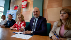 Uroczystość Podpisania Umów W Starostwie Powiatowym W Staszowie (8)