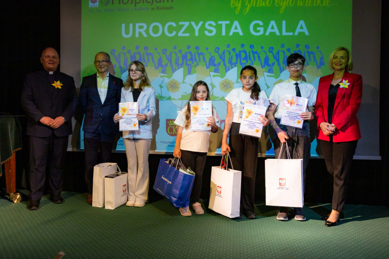 Marszałek Renata Janik wraz z laureatami konkursów propagujących postawy prospołeczne wraz