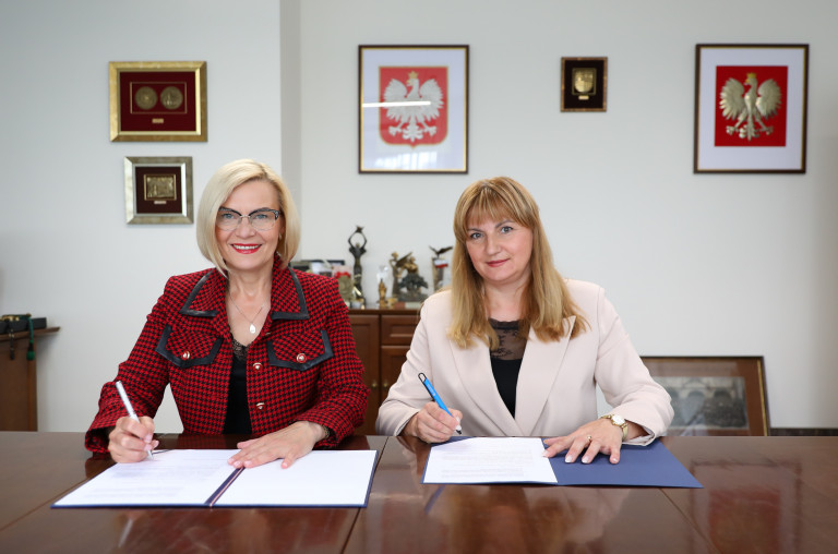 Aneks Do Umowy Podpisują Od Lewej Marszałek Renata Janik I Członek Zarządu Województwa Anita Koniusz