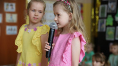 Dziewczynki śpiewają