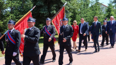 Strażacy I Marszałek Renata Janik W Przemarszu Na Uroczystości