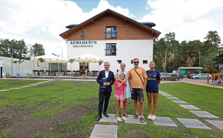 Zdjęcie Grupowe Na Tle Hotelu Akwamaryn