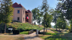 Widok Na Budynek I Las