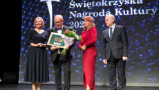 Renata Janik, marszałek województwa świętokrzyskiego, Artur Jaroń, laureat Świętokrzyskiej Nagrody Kultury, Anita Koniusz, członek Zarządu Województwa Świętokrzyskiego oraz Andrzej Bętkowski, przewodniczący Sejmiku Województwa Świętokrzyskiego