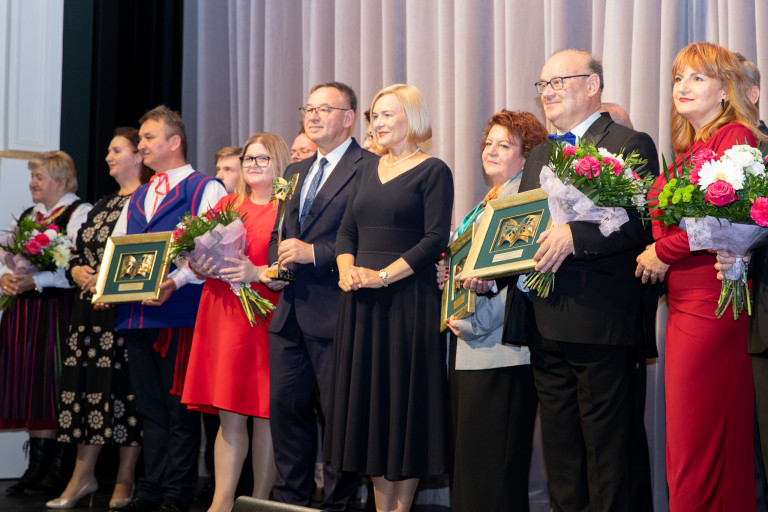 Renata Janik, marszałek województwa świętokrzyskiego, Anita Koniusz, członek Zarządu Województwa Świętokrzyskiego oraz laureaci Świętokrzyskiej Nagrody Kultury 2024