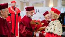 Rektor UJK w Kielcach prof. dr hab. Beata Wojciechowska wręcza medal 