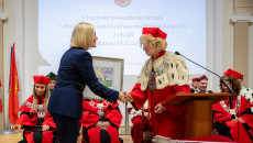 Marszałek Renata Janik gratuluje rektor UJK w Kielcach prof. dr hab. Beacie Wojciechowskiej