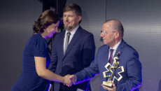 wicemarszałek Marek Bogusławski składa gratulacje laureatce