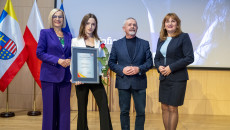 laureaci Talentów Świętokrzyskich, marszałek Renata Janik, członek Zarządu Anita Koniusz, radny Kazimierz Mądzik