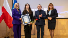 laureaci Talentów Świętokrzyskich, marszałek Renata Janik, członek Zarządu Anita Koniusz, radny Kazimierz Mądzik