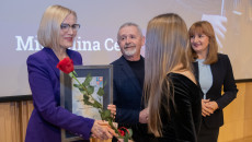 laureaci Talentów Świętokrzyskich, marszałek Renata Janik, członek Zarządu Anita Koniusz, radny Kazimierz Mądzik