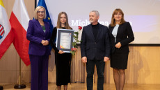 laureaci Talentów Świętokrzyskich, marszałek Renata Janik, członek Zarządu Anita Koniusz, radny Kazimierz Mądzik