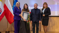 laureaci Talentów Świętokrzyskich, marszałek Renata Janik, członek Zarządu Anita Koniusz, radny Kazimierz Mądzik