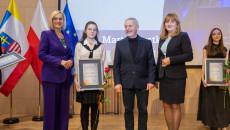 laureaci Talentów Świętokrzyskich, marszałek Renata Janik, członek Zarządu Anita Koniusz, radny Kazimierz Mądzik