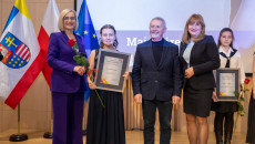 laureaci Talentów Świętokrzyskich, marszałek Renata Janik, członek Zarządu Anita Koniusz, radny Kazimierz Mądzik