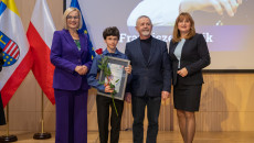 laureaci Talentów Świętokrzyskich, marszałek Renata Janik, członek Zarządu Anita Koniusz, radny Kazimierz Mądzik