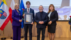 laureaci Talentów Świętokrzyskich, marszałek Renata Janik, członek Zarządu Anita Koniusz, radny Kazimierz Mądzik