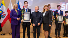 laureaci Talentów Świętokrzyskich, marszałek Renata Janik, członek Zarządu Anita Koniusz, radny Kazimierz Mądzik