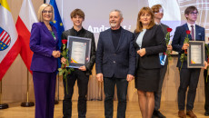 laureaci Talentów Świętokrzyskich, marszałek Renata Janik, członek Zarządu Anita Koniusz, radny Kazimierz Mądzik