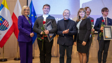 laureaci Talentów Świętokrzyskich, marszałek Renata Janik, członek Zarządu Anita Koniusz, radny Kazimierz Mądzik