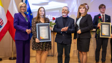 laureaci Talentów Świętokrzyskich, marszałek Renata Janik, członek Zarządu Anita Koniusz, radny Kazimierz Mądzik