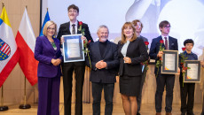 laureaci Talentów Świętokrzyskich, marszałek Renata Janik, członek Zarządu Anita Koniusz, radny Kazimierz Mądzik