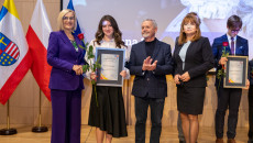 laureaci Talentów Świętokrzyskich, marszałek Renata Janik, członek Zarządu Anita Koniusz, radny Kazimierz Mądzik