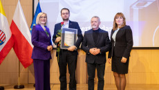 marszałek Renata Janik, członek Zarządu Anita Koniusz, radny Kazimierz Mądzik, laureat