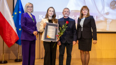 marszałek Renata Janik, członek Zarządu Anita Koniusz, radny Kazimierz Mądzik, laureat