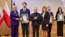 marszałek Renata Janik, członek Zarządu Anita Koniusz, radny Kazimierz Mądzik, laureat